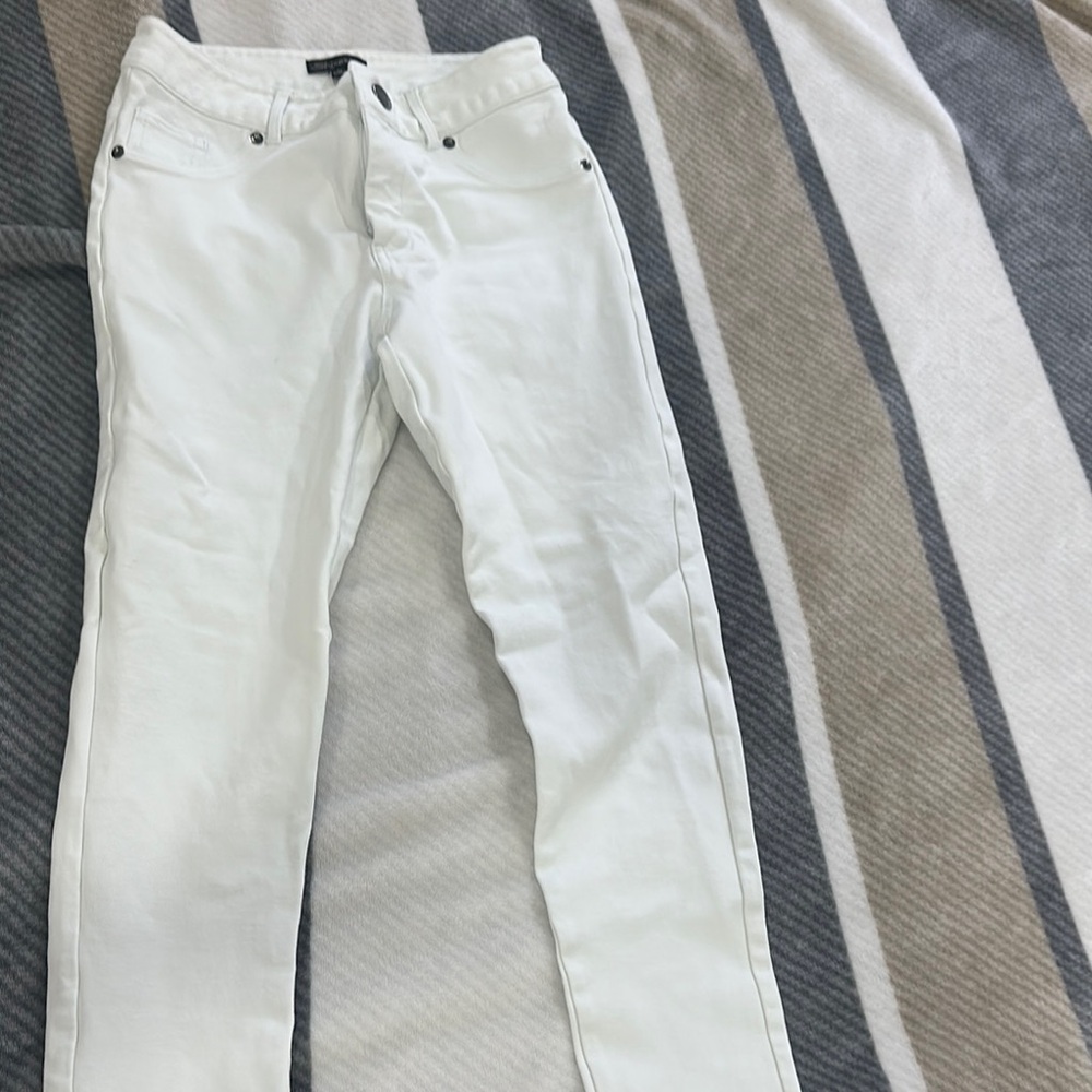 Sleek White Skinny Jeans with Modern Fit
